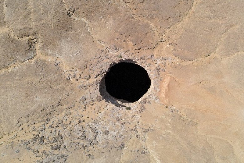Йеменский колодец Бархаут, провал в пустыне глубиной 112 метров, который местные жители называют «колодец ада», был практически не исследован, пока на прошлой неделе ученые не достигли его дна. Фото: phys.org