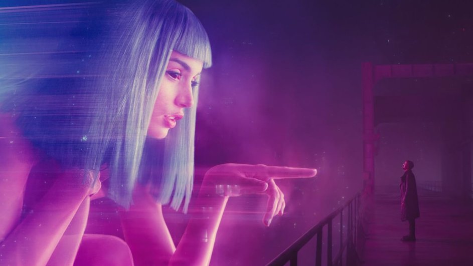 Кадр из фильма Бегущий по лезвию 2049 с Аной де Армас и Райаном Гослингом Кадр из фильма Бегущий по лезвию 2049 с Аной де Армас и Райаном Гослингом