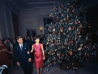 Slide image for gallery: 15698 | Президент Джон Ф. Кеннеди и Жаклин Кеннеди у рождественской елки, рождественский вечер сотрудников Белого дома, 1962 г. | Фото: legion-media.ru