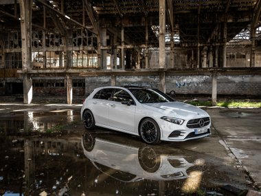 slide image for gallery: 23887 | Car of the Year 2019