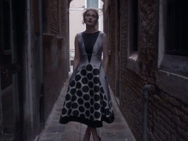 Slide image for gallery: 3541 | Комментарий «Леди Mail.Ru»: Сюжет рекламного ролика, который снимался в Венеции, прост – задумчивая и меланхоличная Михалкова гуляет по городу, заодно демонстрируя нам различные платья