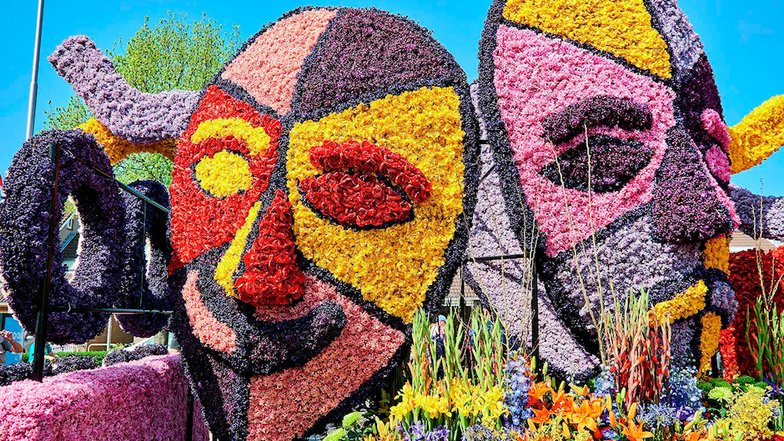 В этом году мы уже точно пропустили сезон цветочных парадов в Голландии, который традиционно стартует в апреле. Очень жаль, потому что это не только прекрасное зрелище для любителей цветов, но и традиционная музыка, ярмарки и все то, что так любят туристы.
