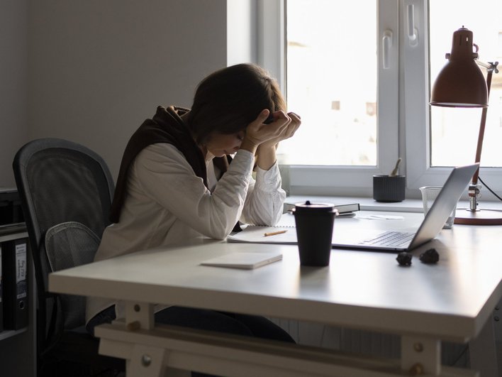 Уставшая девушка на работе Уставшая девушка на работе