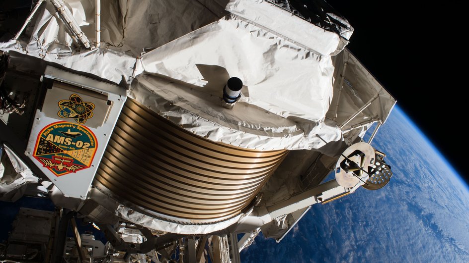Детектор Alpha Magnetic Spectrometer, установленный снаружи Международной космической станции