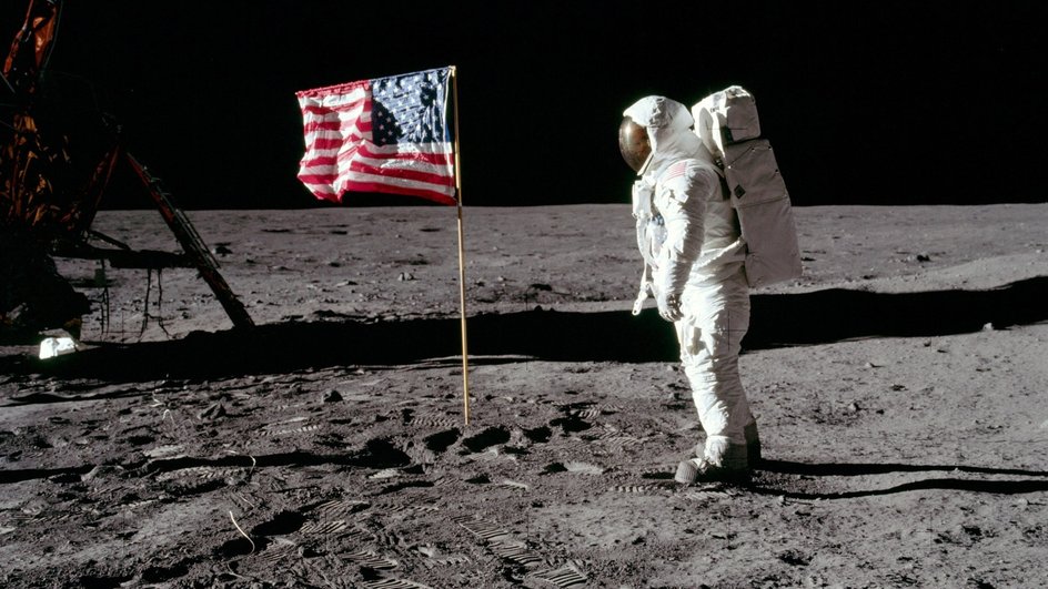 Человек в скафандре стоит на Луне