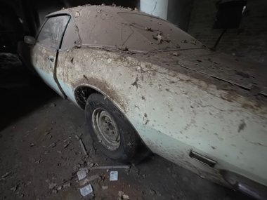 abandoned-millionaire-s-mansion-has-a-1968-chevrolet-camaro-rs-in-the-basement_7.jpeg
