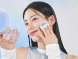 кореянка азиатка наносит тональный крем кушон зеркало кореянка азиатка наносит тональный крем кушон зеркало