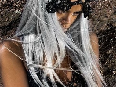 Slide image for gallery: 4326 | 26-летняя Рианна напоминает персонажа из фантастических фильмов — звезде сделали очень светлый макияж, волосы покрасили в «седой» серый цвет