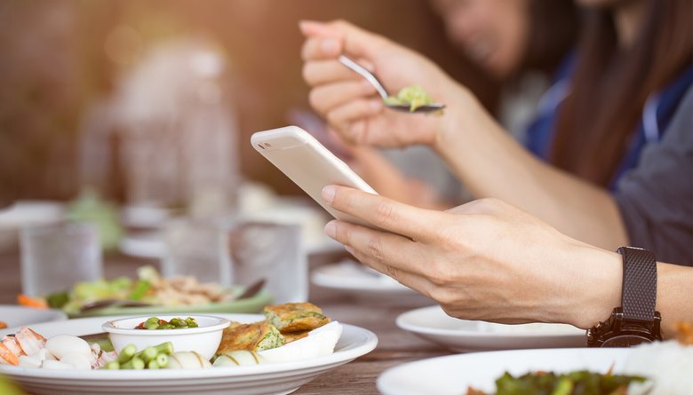 Откажитесь от смартфона во время еды. Фото: medium.com