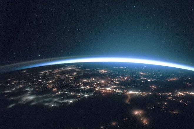 Вид на огни земных городов из космоса