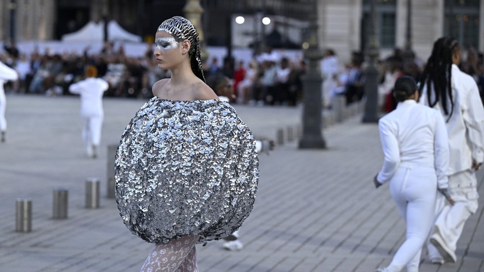 Модель на показе Vogue World Модель на показе Vogue World