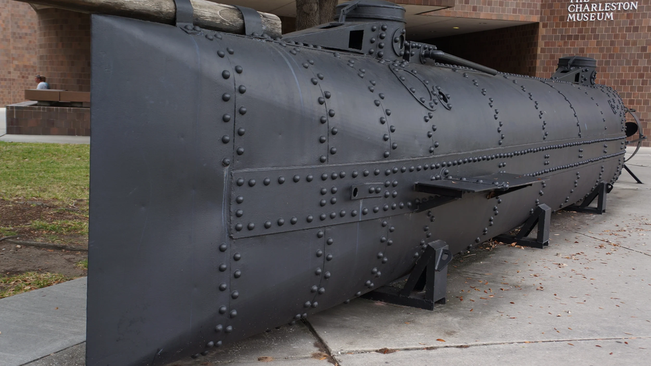 Реплика подводной лодки «Ханли», установленная у музея в Чарльстоне