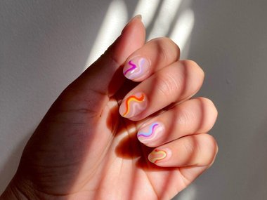 Slide image for gallery: 15224 | Разноцветные волны на прозрачных ногтях. На фото: @_libra.nail.art_