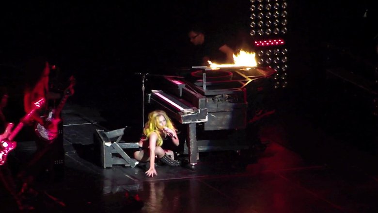 Леди Гага во время падения с рояля
