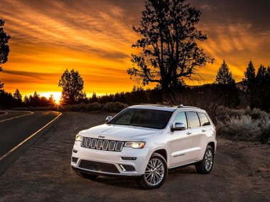 slide image for gallery: 20907 | Jeep Grand Cherokee Summit