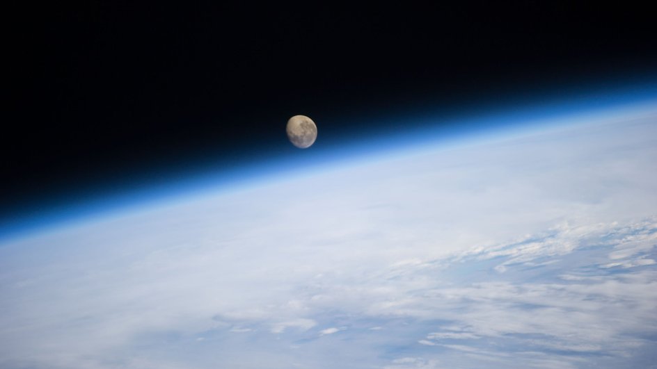 Вид на закат Луны над земным краем, сделанный экипажем 40-й экспедиции на борту МКС.