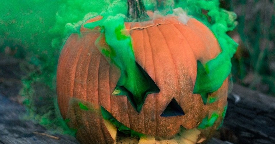Готовимся к Хеллоуину: 8 красивых идей для украшения тыквы