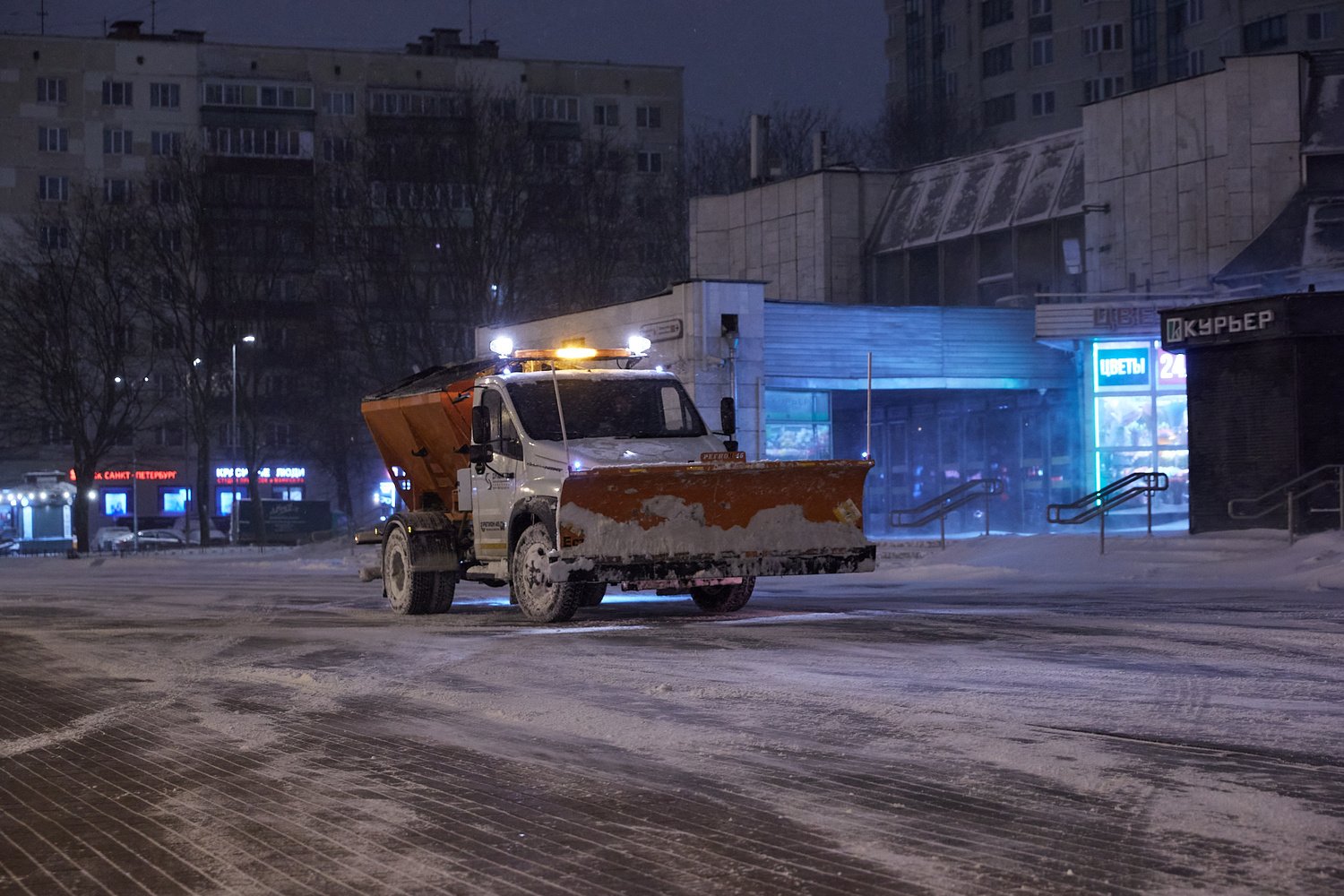 Городские службы ликвидируют последствия снежного циклона в Петербурге -  Новости Mail.ru