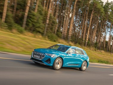 slide image for gallery: 26565 | Audi e-tron динамика