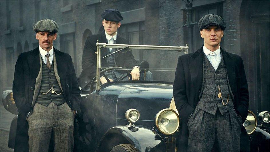 Пол Андерсон, Джо Коул и Киллиан Мерфи в сериале «Острые козырьки» Пол Андерсон, Джо Коул и Киллиан Мерфи в сериале «Острые козырьки»
