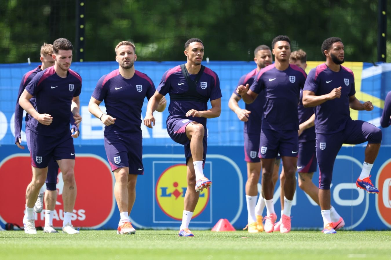 Сборная Англии тренирует новую схему в преддверии ¼ финала Евро-2024 — Daily Mail