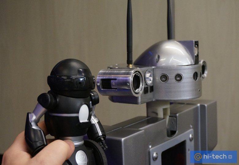 Так могут выглядеть автономный робот-носитель и один из его роботов-помощников