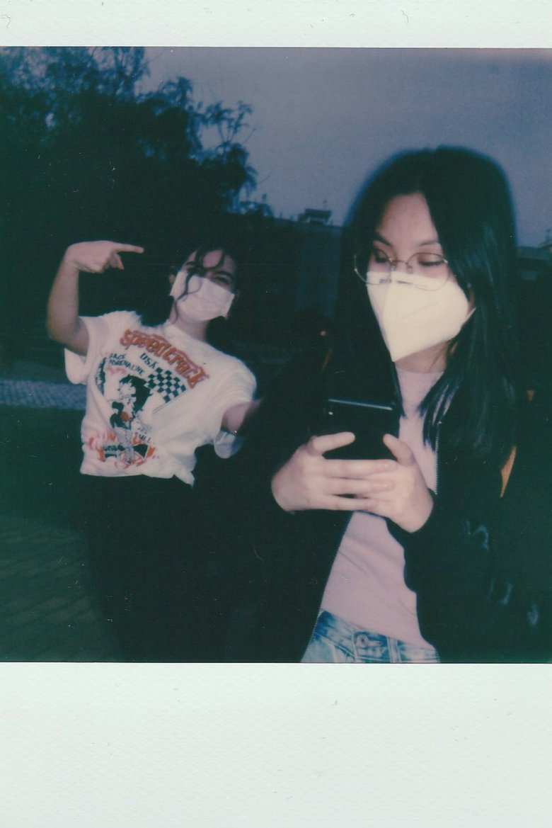 Фото зумеров, снятое на Polaroid Фото зумеров, снятое на Polaroid