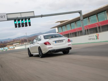 slide image for gallery: 23317 | Mercedes-AMG E63 S на треке