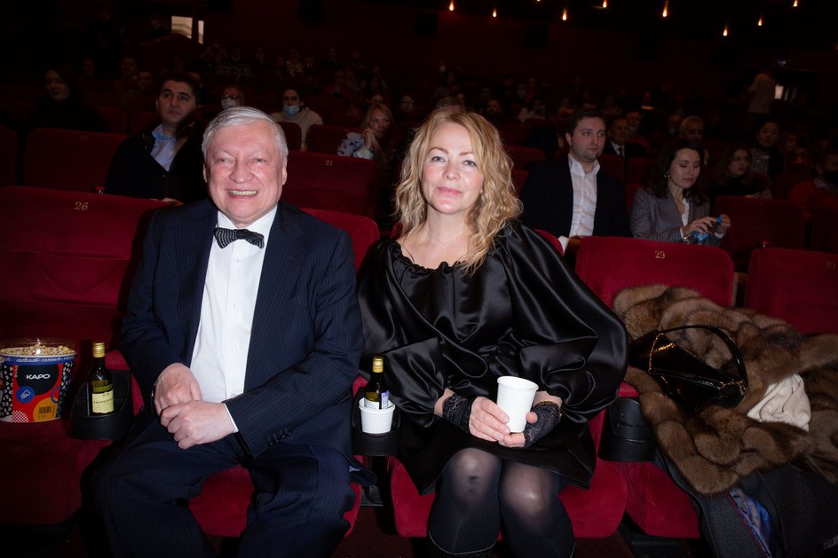 Анатолий Карпов с супругой в 2021 году