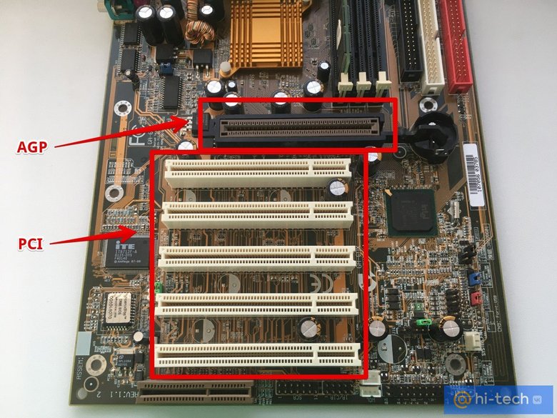 Слоты PCI на материнской плате. Обычно их делали белыми, в то время как AGP окрашивали в коричневый или другой темный цвет