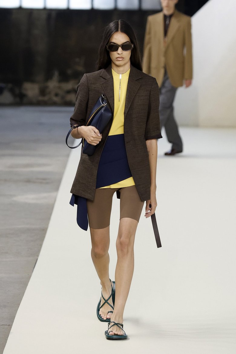 Модель на показе Tod's показывает, с чем носить легинсы, демонстрируя модный образ весны 2025 Модель на показе Tod's показывает, с чем носить легинсы, демонстрируя модный образ весны 2025