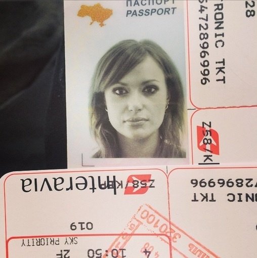 Вот так певица выглядит на фотографии в заграничном паспорте