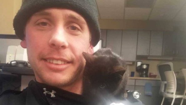 Полицейский спас котенка из сугроба и подружился с ним