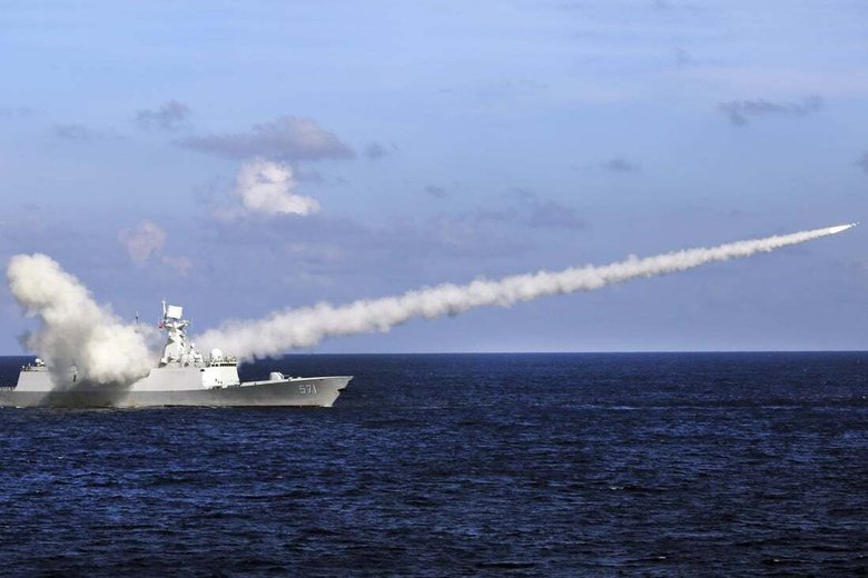 На фото китайский фрегат, запускающий противокорабельную ракету во время военных учений недалеко от острова Хайнань на юге Китая. Фото: scmp