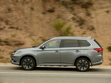 slide image for gallery: 19861 | Mitsubishi Outlander PHEV