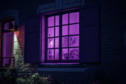 Фиолетовый свет в окнах