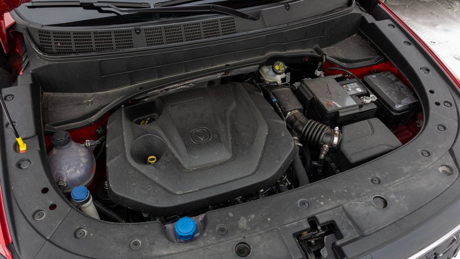 Двигатель из семейства BlueWhale сертифицирован на использование бензина «Аи-92», но расход великоват для объема 1,4 литра – в среднем на сотню Changan CS35 Plus потреблял около 11 л/100 км. Капот удерживается обычной «кочергой»