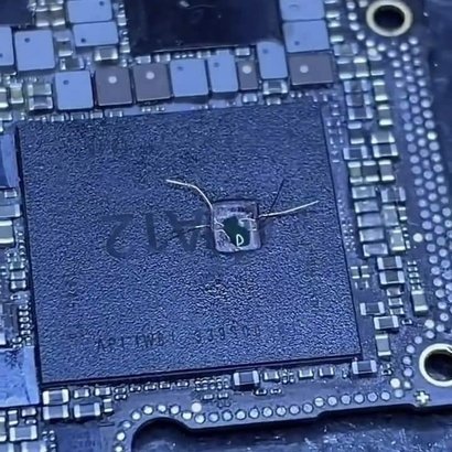Так выглядит датчик и чип с дополнительной микросхемой. Фото: lipilipsi