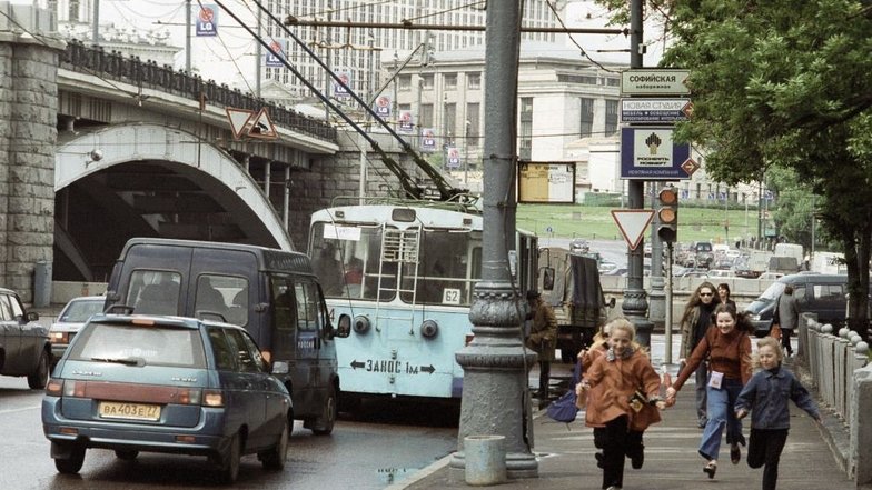 В 2000 году Москва выглядела совсем не так, как сейчас. Город активно строился и менял свой облик. Наступало новое тысячелетие, и люди ждали от него чего-то особенного.