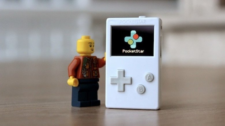 PocketStar рядом с человечком Лего. Фото: Kickstarter