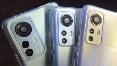 Слева — сравнение камер Xiaomi 12 Pro и iPhone 13 Pro Max. Картинка в первом случае мутная. Справа — запотевшие камеры Xiaomi 12 Pro, 12 и 12X. Источник: видео с YouTube-канала Mobiltelefon.ru