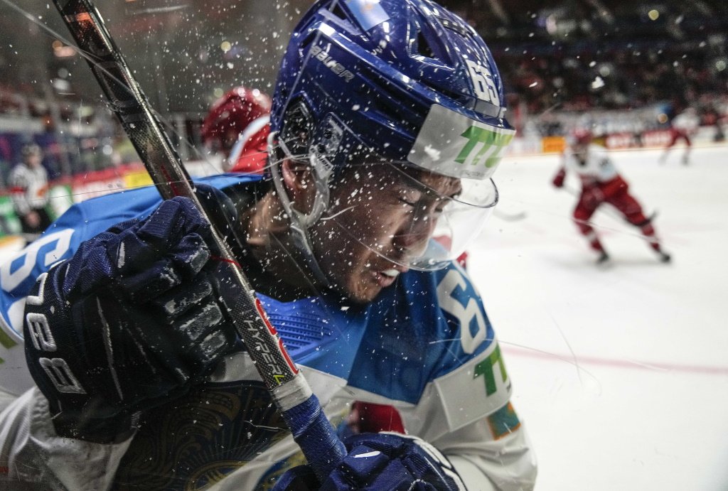 Сборная Казахстана потерпела третье поражение подряд на чемпионате мира по хоккею
