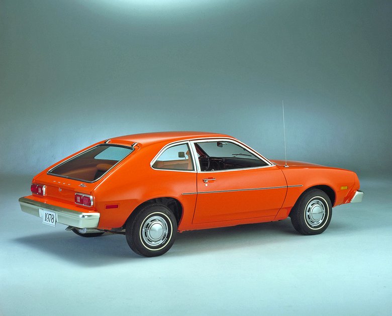 Ford Pinto можно было назвать просто посредственным автомобилем, если бы не грандиозный скандал, связанный с этой моделью. Начиная с конца 1970-х Pinto неизменно входит во все рейтинги «худших автомобилей истории»