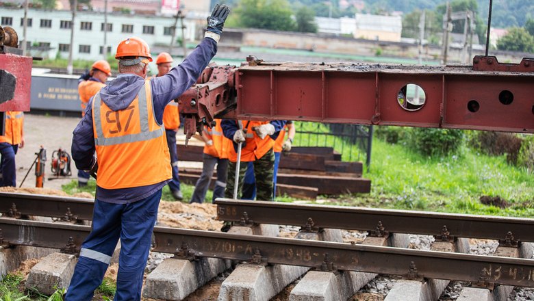 Железнодорожники реконструируют железнодорожный путь.