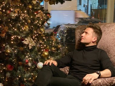 Slide image for gallery: 12094 | Сергей Лазарев на фоне роскошной новогодней елки
