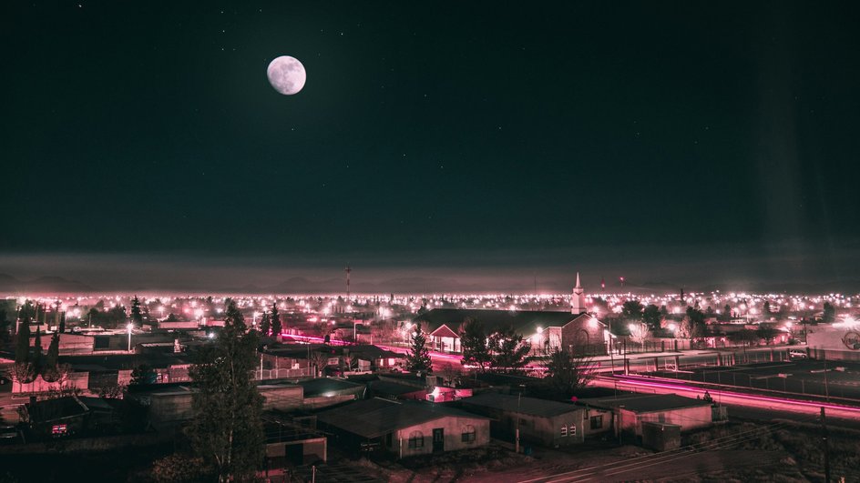 Луна над городом