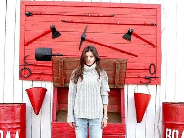 Slide image for gallery: 5700 | Анна Чиповская отправилась на сахалинский фестиваль «Край света» в уютном свитере