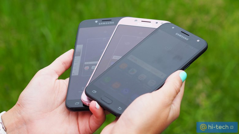 Смартфоны различаются величиной и качеством дисплеев — у J3 и J5 экраны с HD-разрешением, а у J7 – уже Full HD. Размеры: 5,0, 5,2, 5,5 дюймов соответственно. Технология — SuperAMOLED в старших моделях и TFT в Galaxy J3. Это как раз то, что недоступно прочим смартфонам среднего класса. Все смартфоны получили слегка изогнутое 2,5D-стекло, смотрится отлично. 