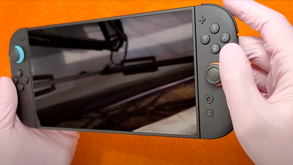 Nintendo Switch 2 в руках геймера Nintendo Switch 2 в руках геймера
