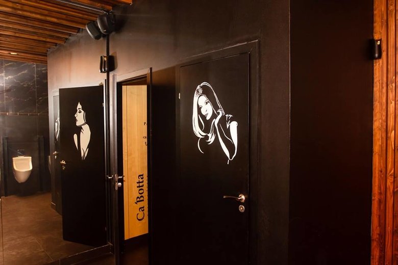 В мужском туалете ресторана «Тарантино» на черных дверях кабинок нарисованы шикарные девушки, а вот что нарисовано в женском, Сергей Милянчиков не знает, но думает, что настоящие мачо